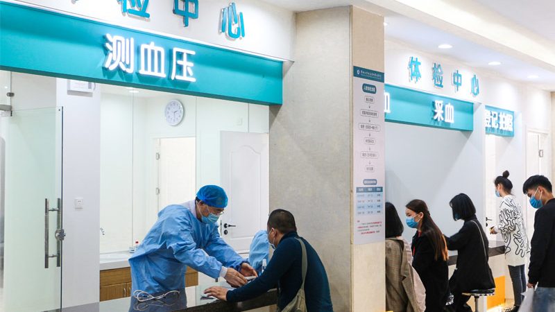 在挑选运动健康手环时，首先要关注其核心功能。以下是一些常见的功能及其适用人群：